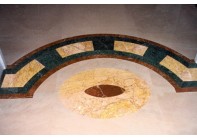 Мраморный пол с использованием мозаичных элементов