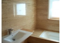 Облицовка ванной комнаты природным камнем Травертин