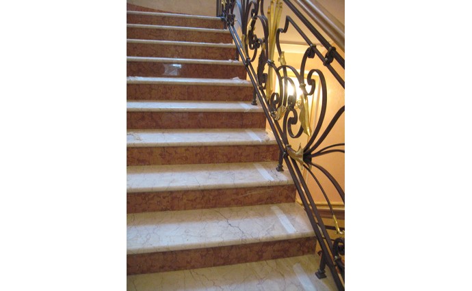 Лестницы - Мраморная лестница из мрамора Rosalia и Rosso Verona